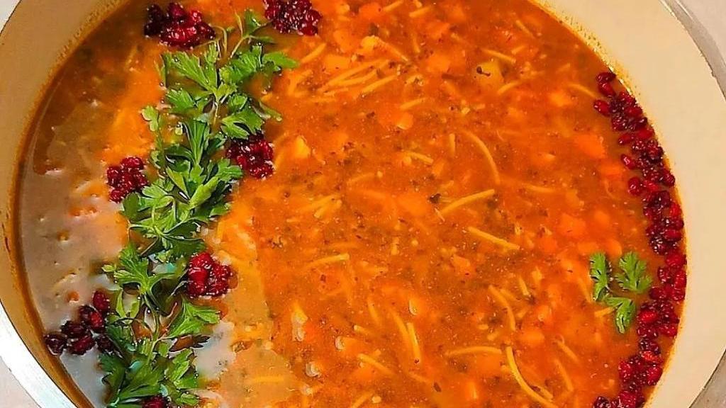 طرز تهیه سوپ مرغ خانگی ساده و خوشمزه با رشته برای سرماخوردگی