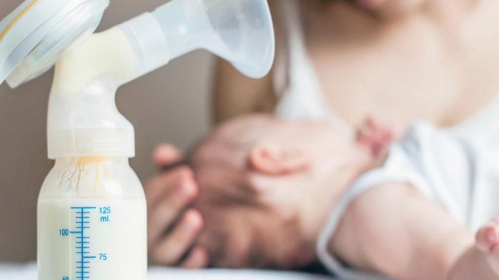 علل وجود خون در شیر مادر و اقدامات لازم در صورت خونی شدن شیر