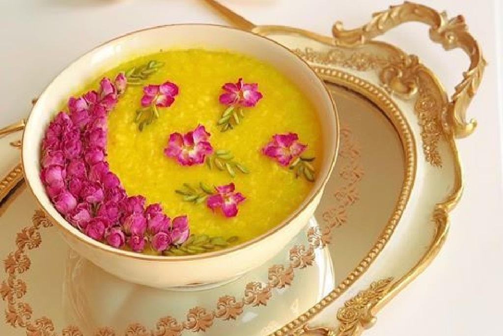 مدل تزیین شله زرد با گل محمدی 1