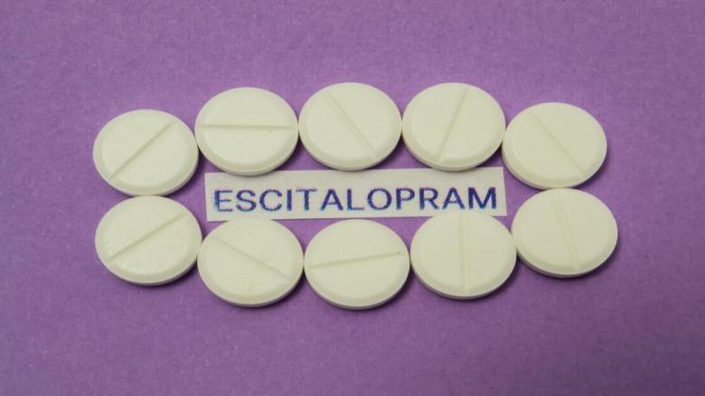 قرص اس سیتالوپرام (Escitalopram)؛ موارد مصرف، روش استفاده، عوارض جانبی و تداخلات دارویی لکساپرو