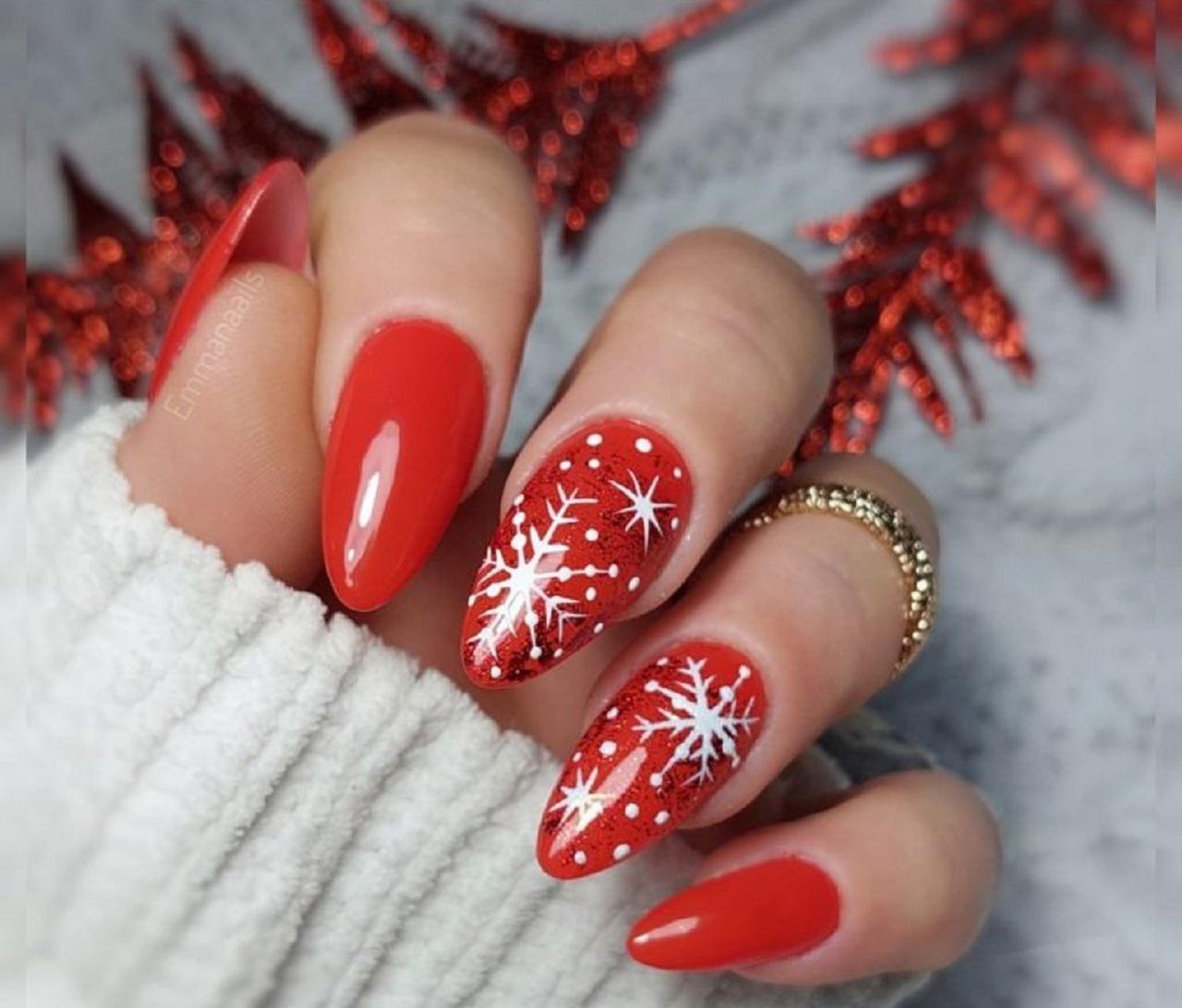 طرح ناخن زمستانی قرمز  کلاسیک با دانه‌های برف