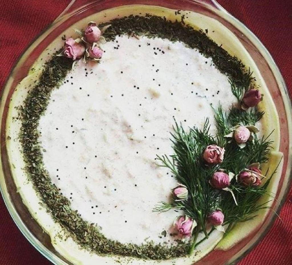 مدل تزیین ماست و خیار با نعناع خشک 1