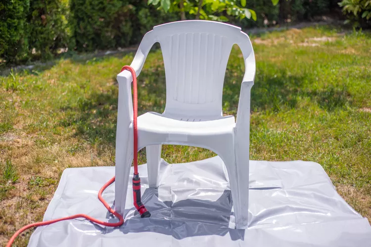 روش تمیز کردن صندلی پلاستیکی سفید 1