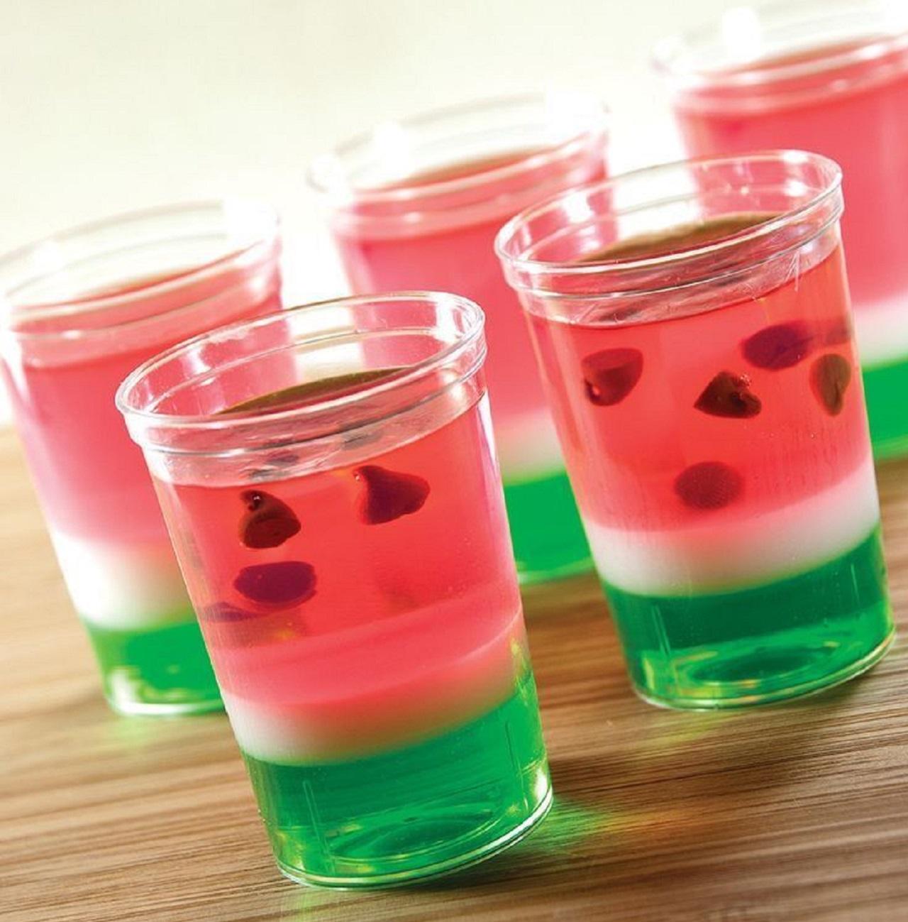 مدل ژله لیوانی سه رنگ برای شب یلدا 2