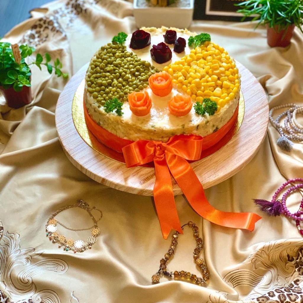 تزئین سالاد الویه به شکل کیک برای جشن تولد