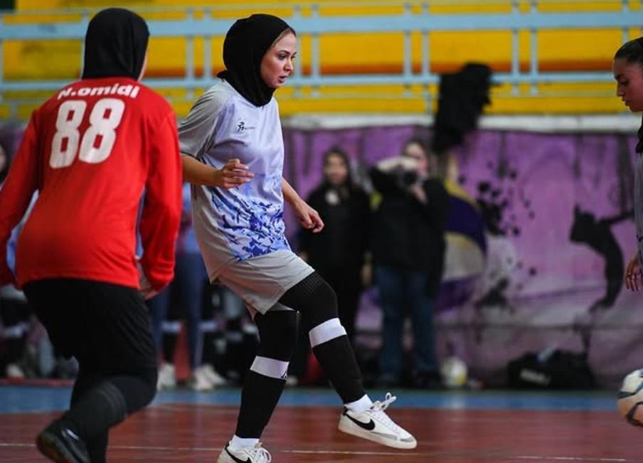 عکس نیلوفر هوشمند در بازی فوتبال