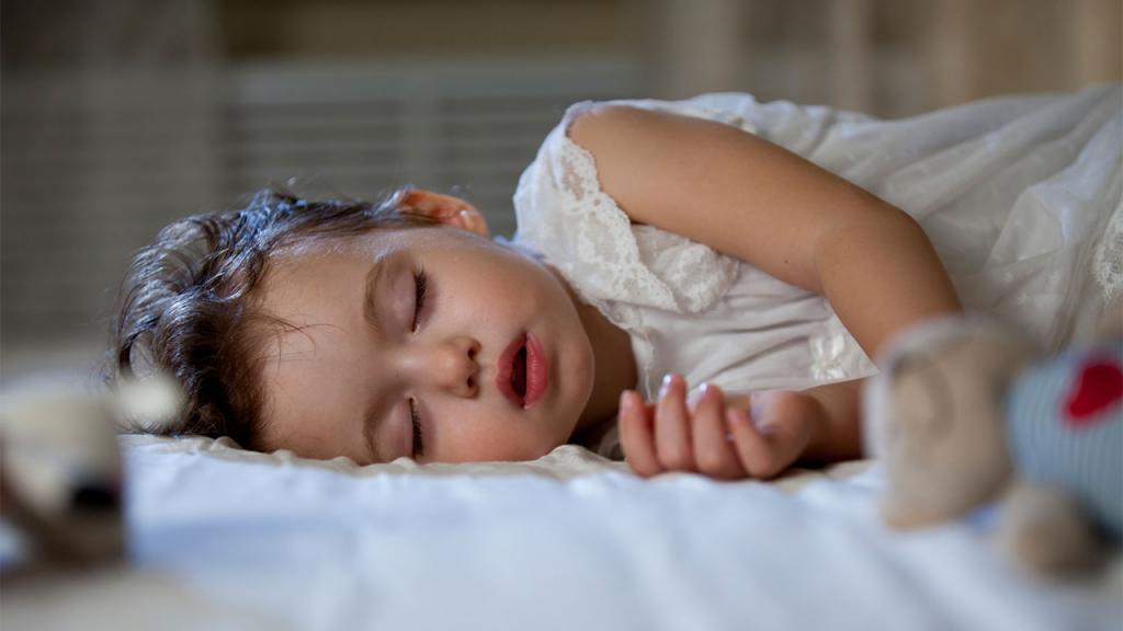 عرق کردن کودک و نوزاد در خواب: علل، علائم، تشخیص و درمان خانگی و پزشکی آن