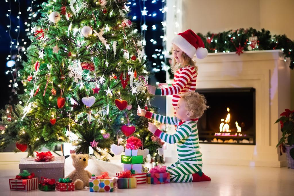 عکس تزیین درخت کریسمس لاکچری با بچه ها