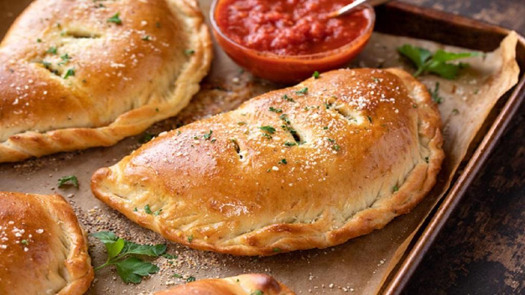 طرز تهیه پیتزا کالزونه ایتالیایی با سوسیس، اسفناج، پنیر و سس مخصوص