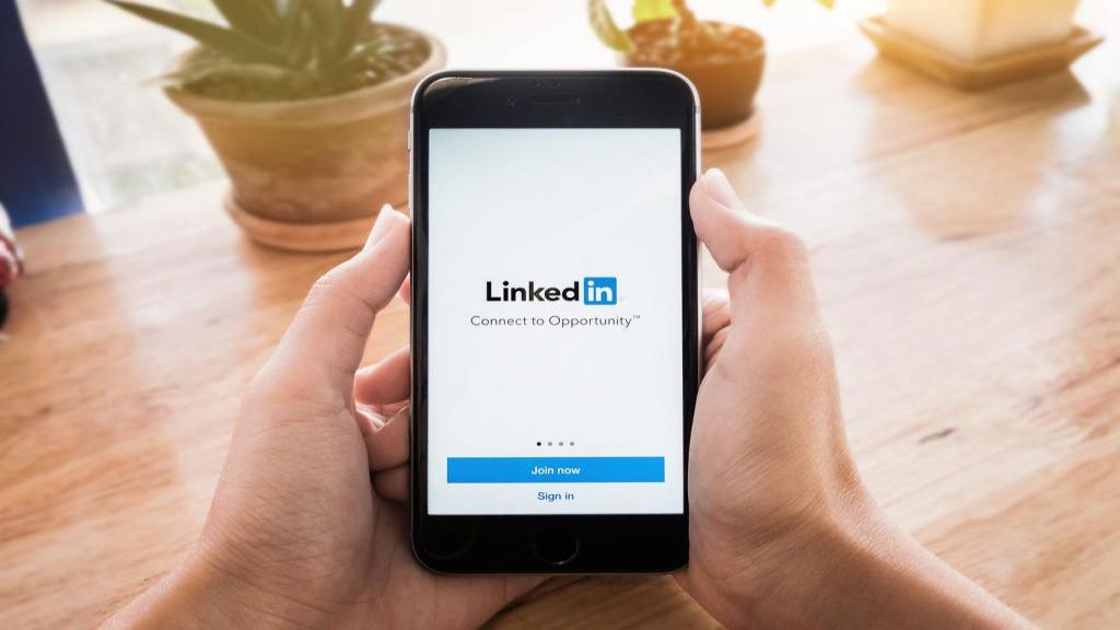 چگونه افراد را در لینکدین دنبال کنیم؛ فالو کردن در linkedin