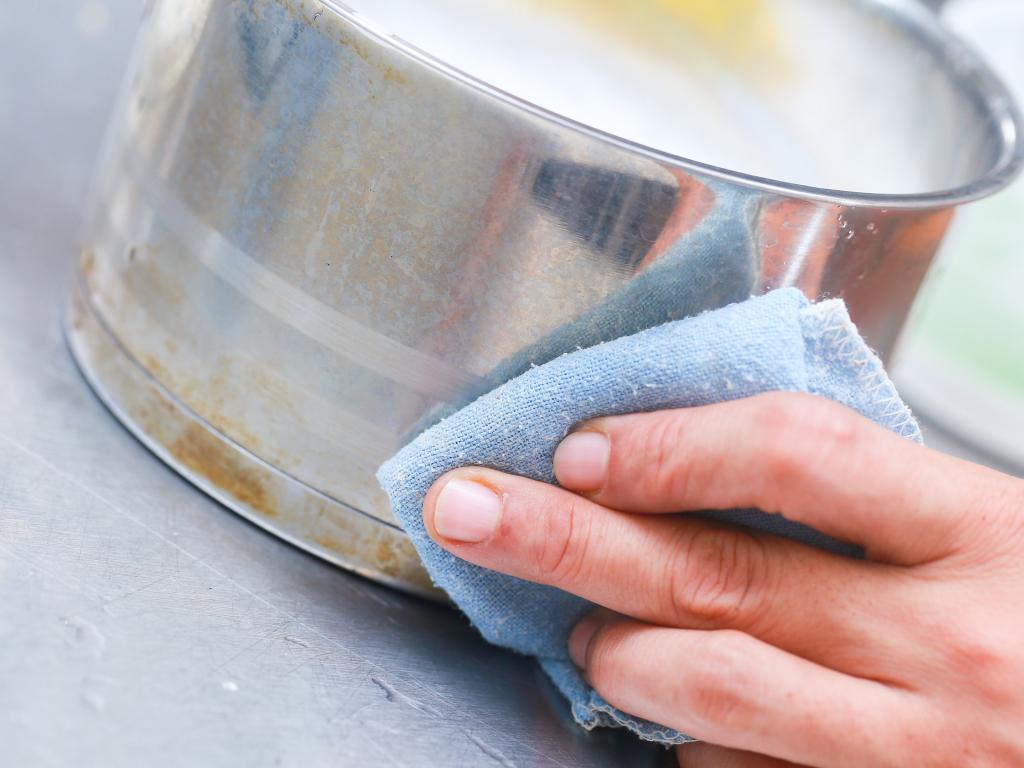 تمیز کردن ظروف آلومینیومی