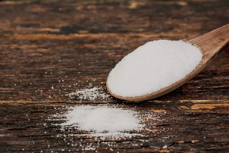 آیا می توان از نمک برای از بین بردن علف های هرز استفاده کرد؟