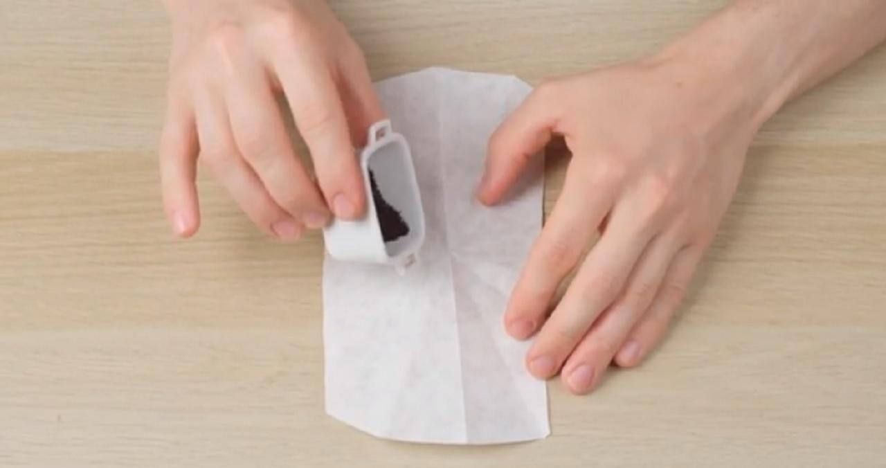 تا زدن فیلتر قهوه برای ساخت تی&zwnj; بگ2