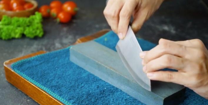 نحوه تیز کردن چاقو با سنگ تیزکن 10