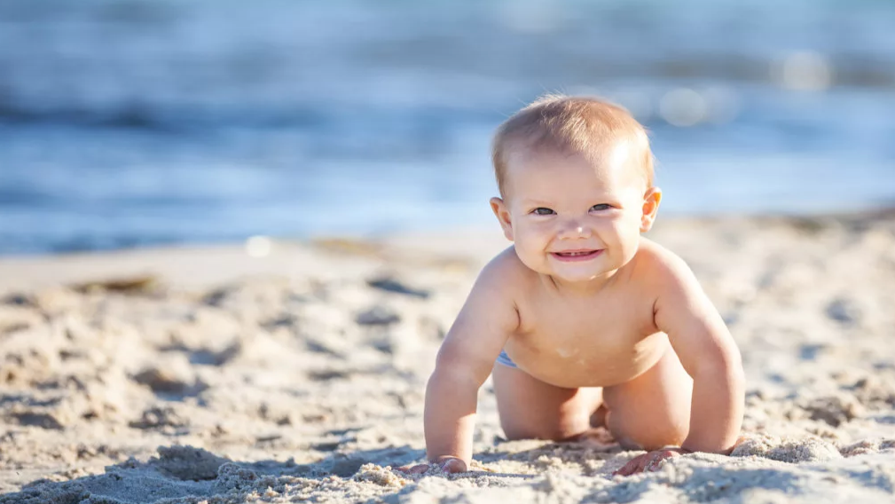 چه زمانی می توانید نوزادتان را برای اولین بار در برابر آفتاب قرار دهید؟