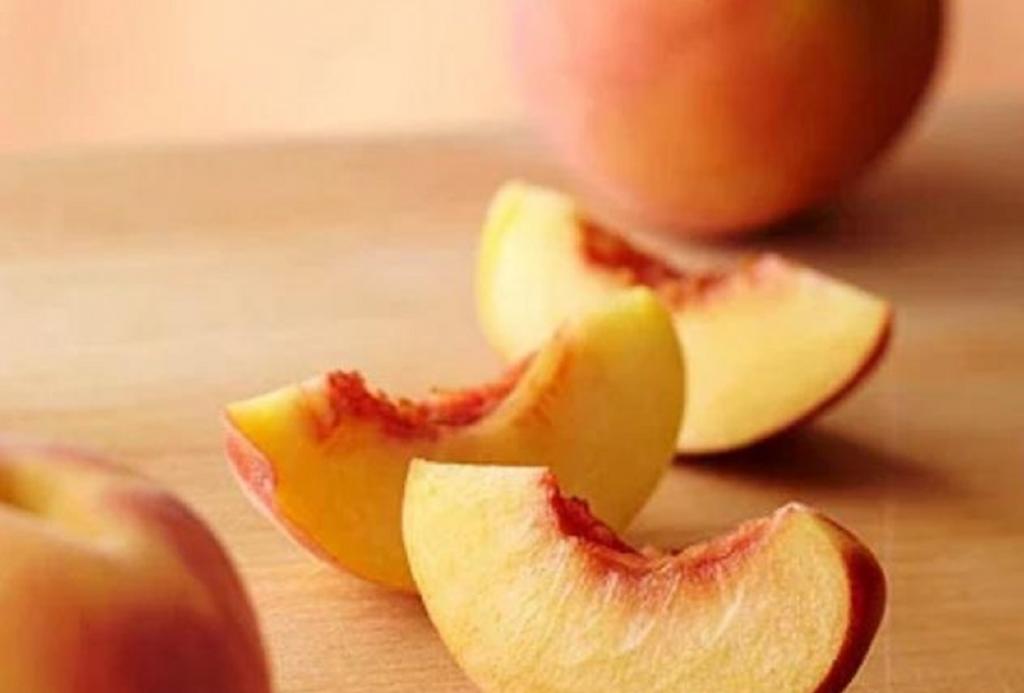 طرز تهیه پوره میوه برای کودک با هلو