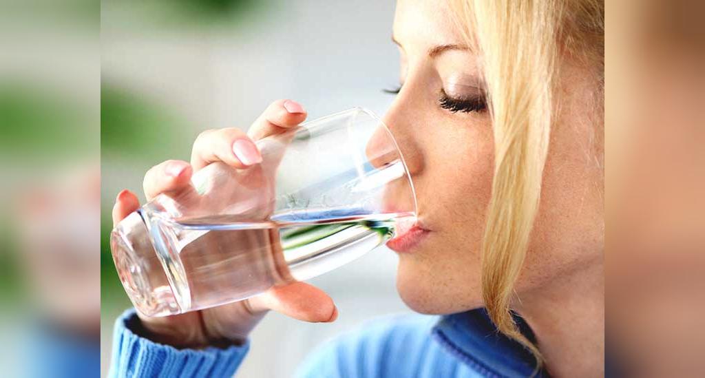نوشیدن آب کافی از درمان های خانگی سنگ کلیه