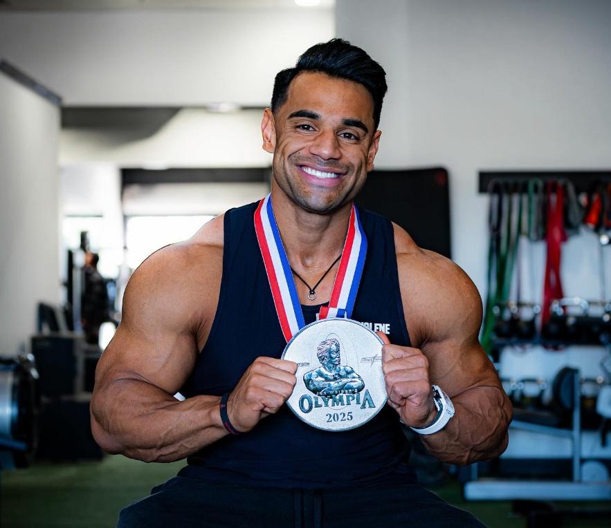 عکس علی بلال نایب قهرمان فیزیک کلاسیک المپیا 2025