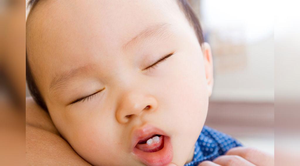 آیا استفاده از پستانک بر دندان های کودک اثر می گذارد