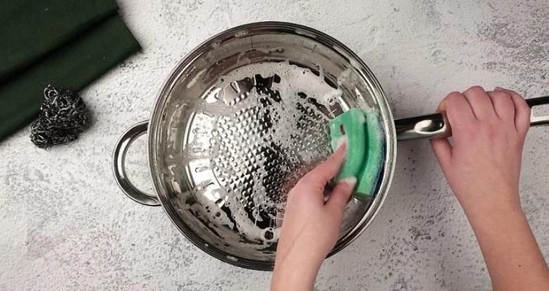 نحوه نچسب کردن ماهی تابه با روغن 14