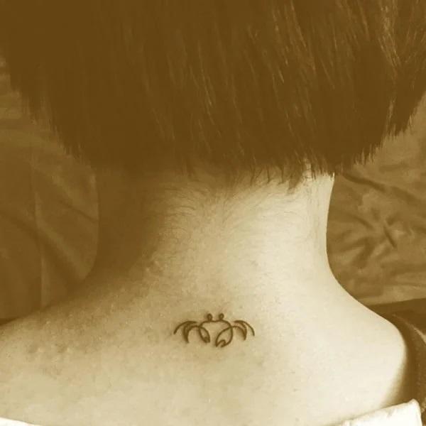 تاتو نماد تیر ماهی روی گردن و سینه 3