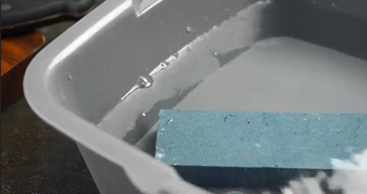 نحوه تیز کردن چاقو با سنگ تیزکن 6