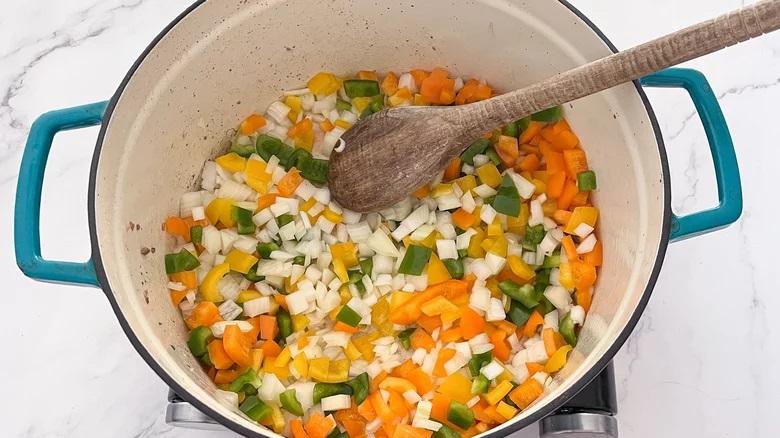 طرز تهیه خوراک چیلی با گوشت چرخ کرده