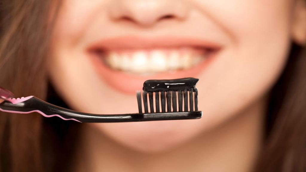 خمیر دندان زغالی چیست؛ فواید، مضرات و روش مصرف خمیر دندان زغالی