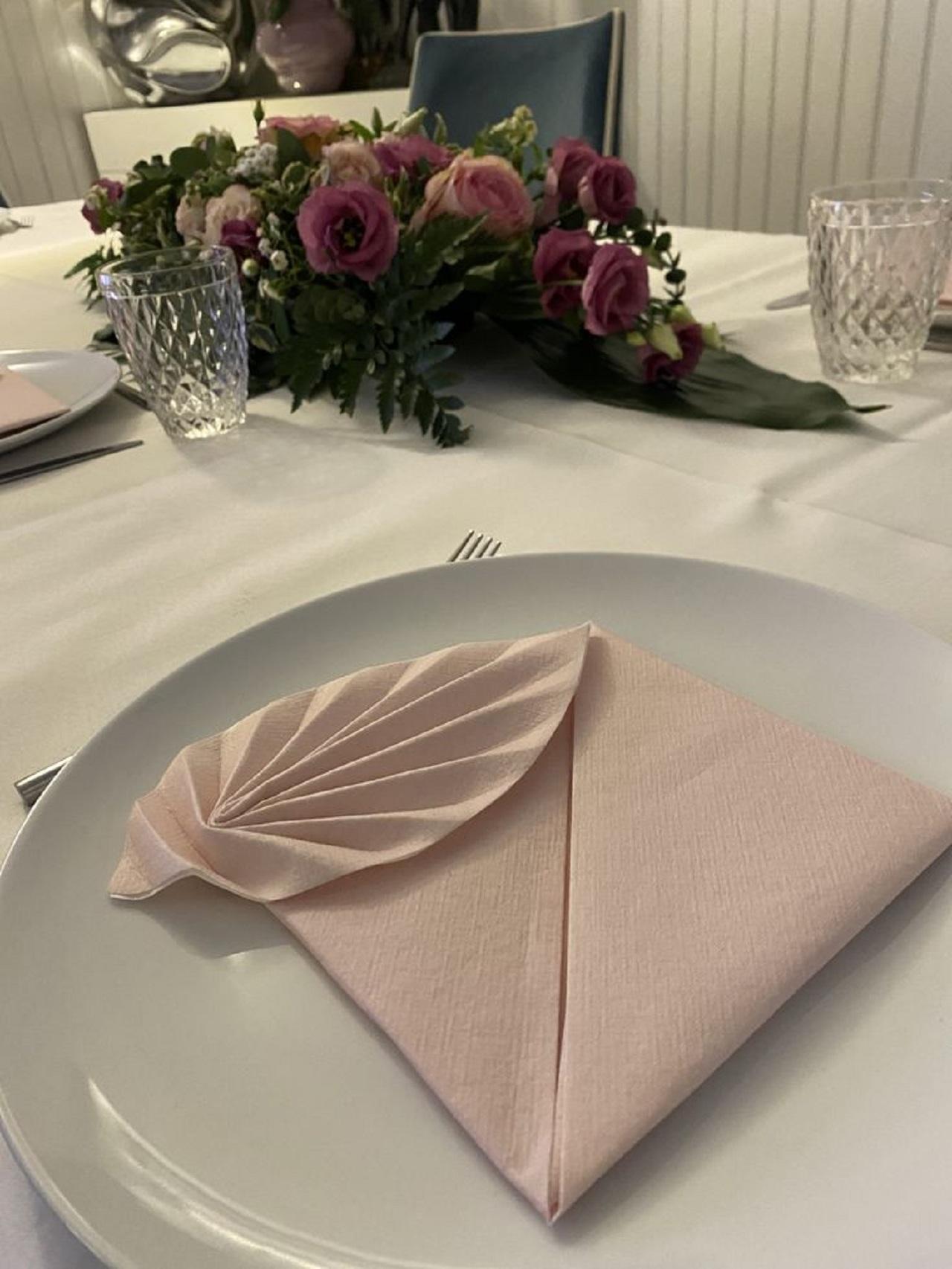 مدل تزیین دستمال کاغذی کنار بشقاب 8