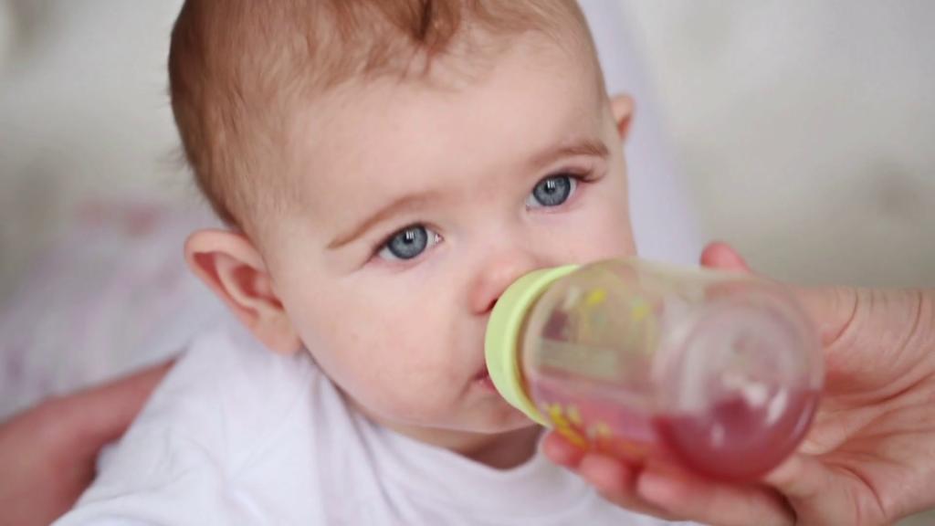 درمان خانگی یبوست شدید کودکان: نوشیدن مقداری آب میوه