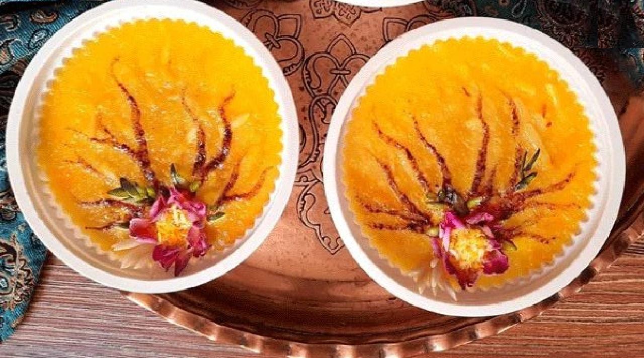 مدل تزیین شله زرد با گل محمدی 2