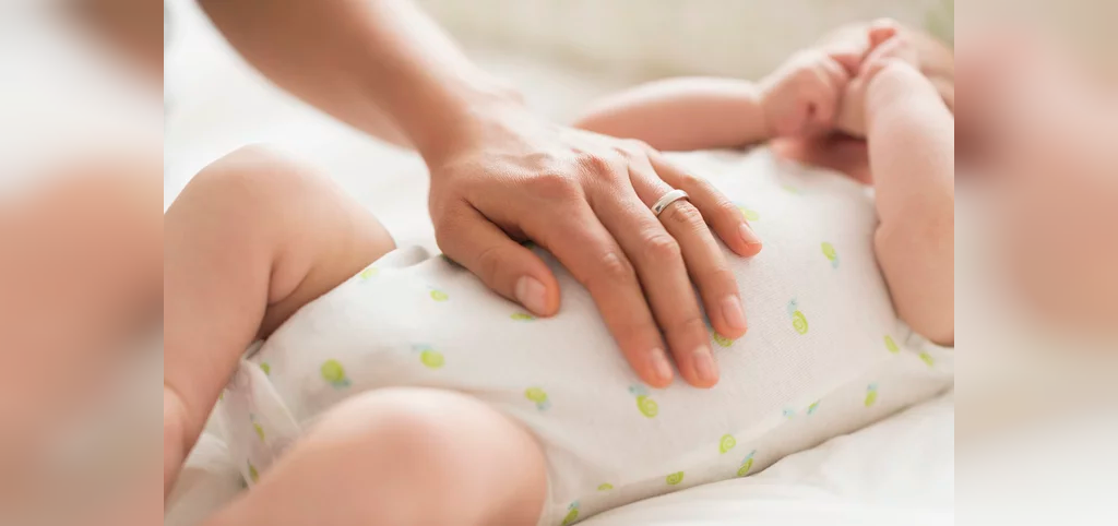 چگونه بفهمید نوزاد شما اسهال دارد و برای درمان آن چه باید کنید؟