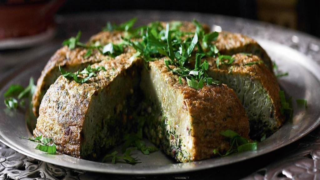 طرز تهیه کوکو سبزی خوشمزه و مجلسی پفکی با زرشک برای 4 نفر