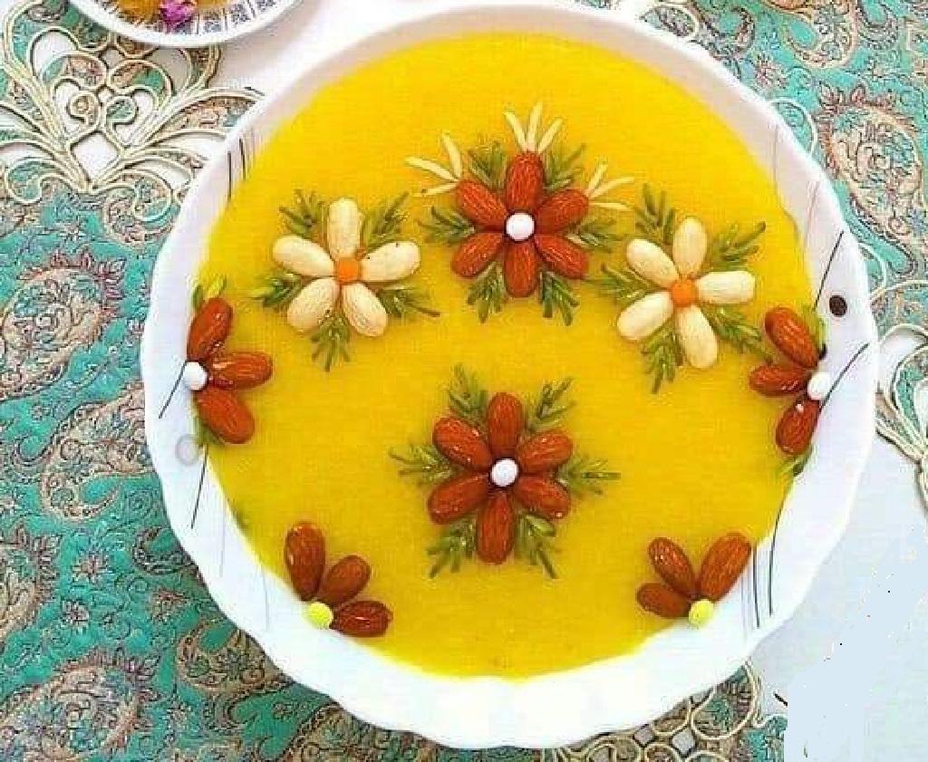 مدل تزیین شله زرد با خلال بادام و پسته 7