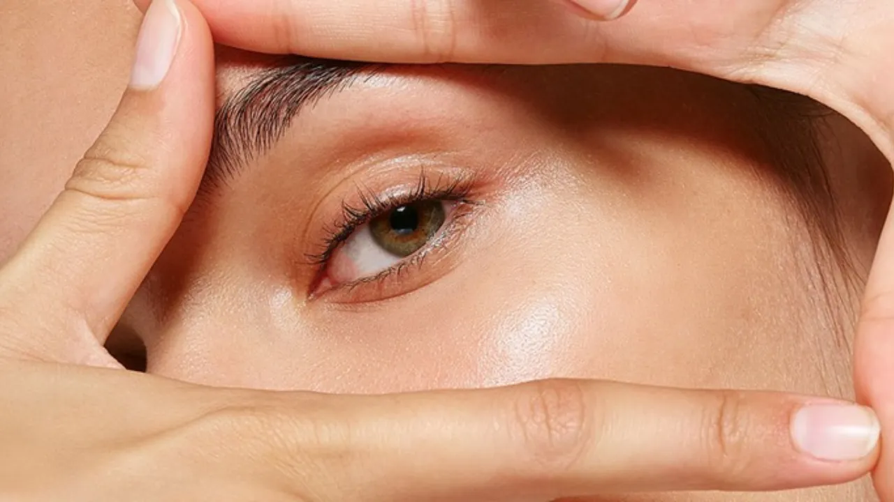 کرم دور چشم چیست؛ روش و زمان استفاده صحیح از کرم دور چشم + فواید