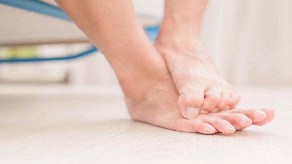 علت و درمان خارش پا با 7 روش خانگی و دارویی ساده