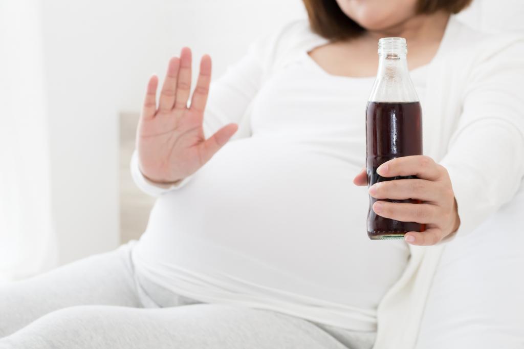 هفته سی و هفتم بارداری چی نخوریم:از مصرف نوشابه خودداری کنید