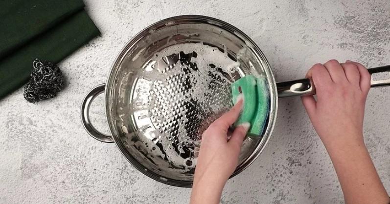 نحوه نچسب کردن ماهی تابه با روغن 1