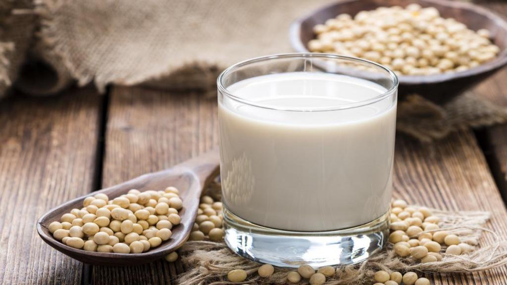 خواص و مضرات شیر سویا برای زنان و مردان + بهترین زمان مصرف شیر سویا