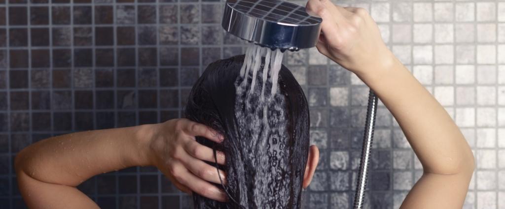 کارهایی که نباید برای باز کردن گره مو انجام دهید:موها را با آب کلردار یا سخت نشویید