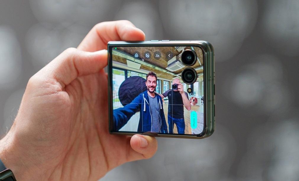 نمایشگر گوشی موتورولا ریزر 60 اولترا  2