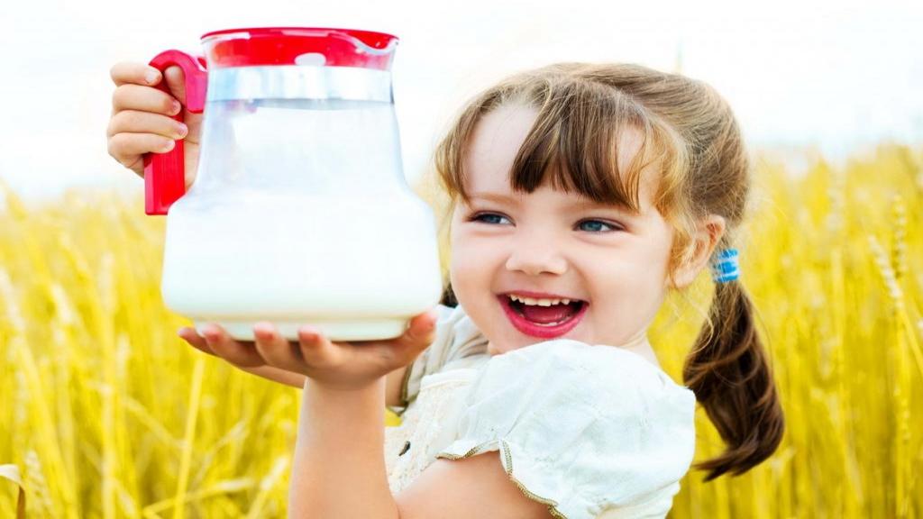 خواص و مضرات شیر سرد برای کودکان و نوزادان؛ بهترین زمان مصرف شیر