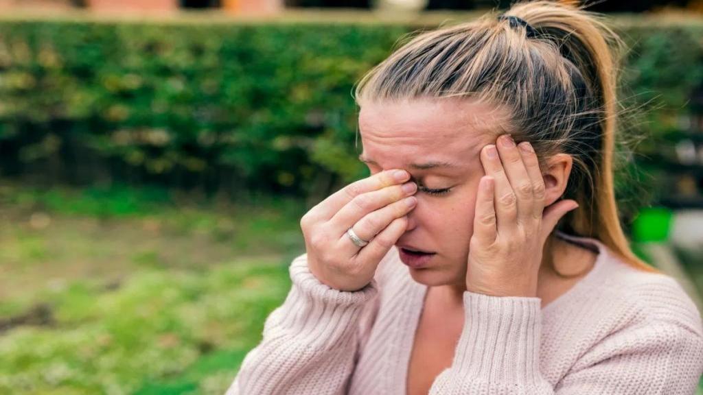 علت سردرد همراه با حالت تهوع و چشم درد چیست؟