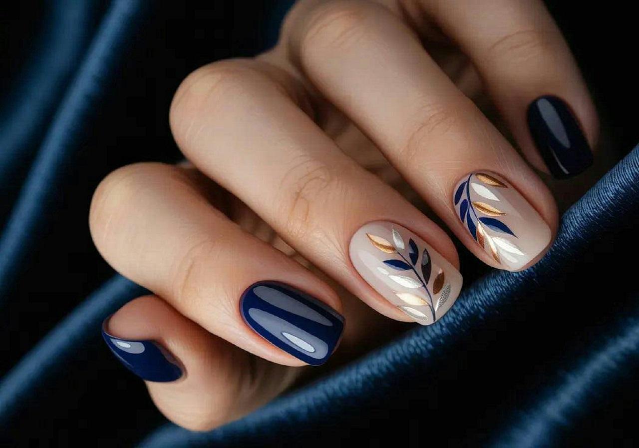 مدل ناخن برای زمستان طرح برگ‌های لوکس سرمه‌ای