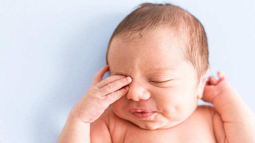 آیا مشکل ترشحات چشم در نوزادان طبیعی است؟