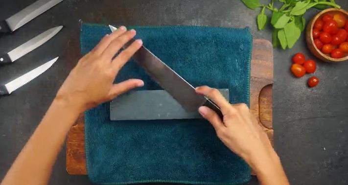 نحوه تیز کردن چاقو با سنگ تیزکن 12
