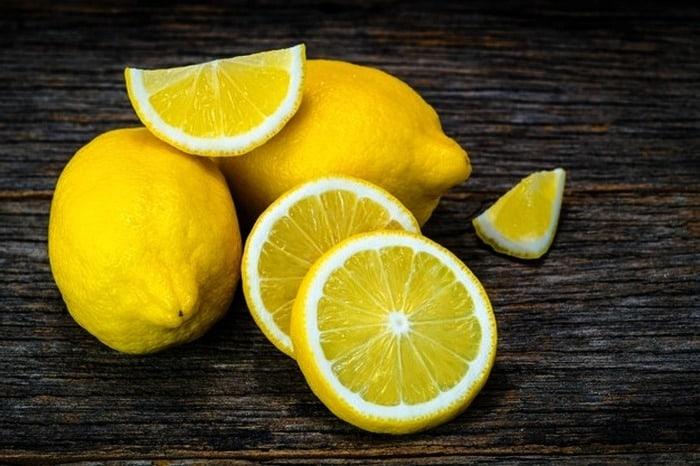 درمان خانگی برای لکه های خورشیدی با لیمو: