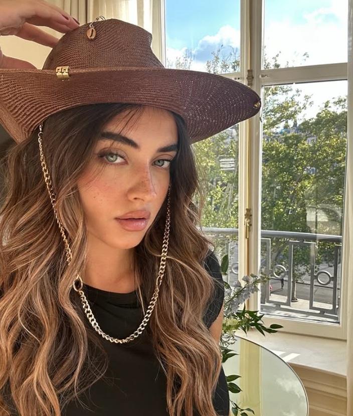 عکس کیمیا حسینی با کلاه کابوی