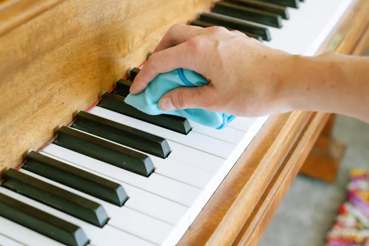 چگونه کلیدهای پیانو طبیعی عاج را تمیز کنیم6