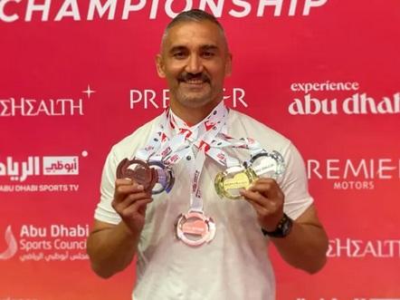 عکس محمد منصوری و مدال هایش